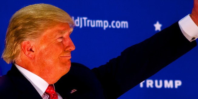 Ông Trump:“Bóng đèn tiết kiệm điện khiến da tôi màu cam“