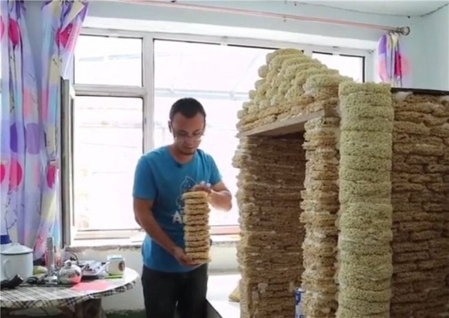 Cha làm căn nhà mì gói tặng con trai sắp chào đời