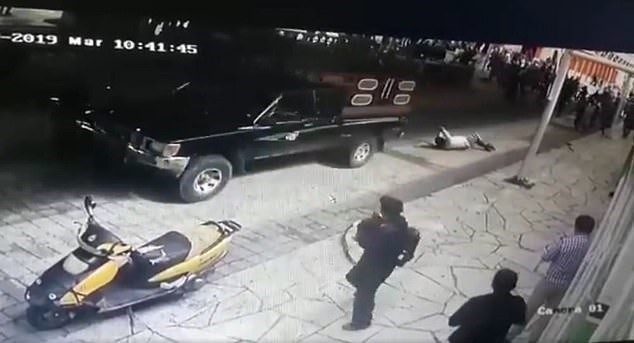 Thị trưởng bị dân trói rồi kéo lê sau xe do thất hứa