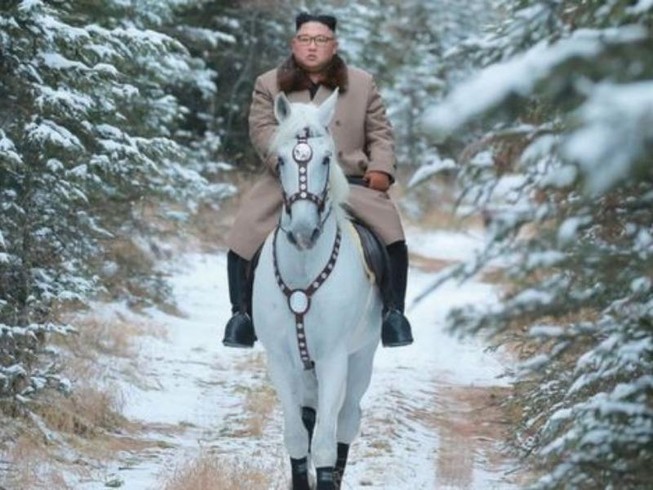 Ông Kim Jong-un cưỡi bạch mã trên núi tuyết tuyệt đẹp