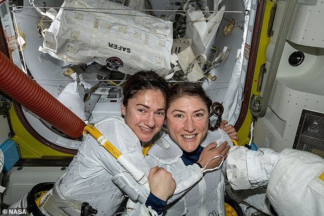NASA phóng tàu vũ trụ toàn phụ nữ vào không gian