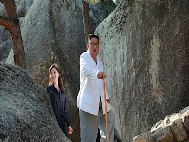 Phu nhân ông Kim Jong-un xuất hiện sau 4 tháng vắng bóng