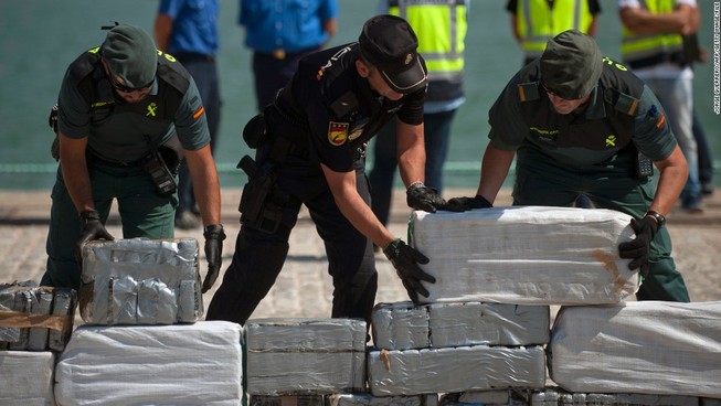 Bắt được 2 tấn cocaine vận chuyển bằng tàu bán ngầm