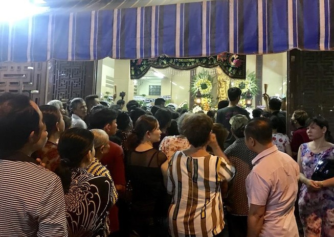 Đổ xô đến chùa Ấn Quang không phải viếng đám tang Anh Vũ