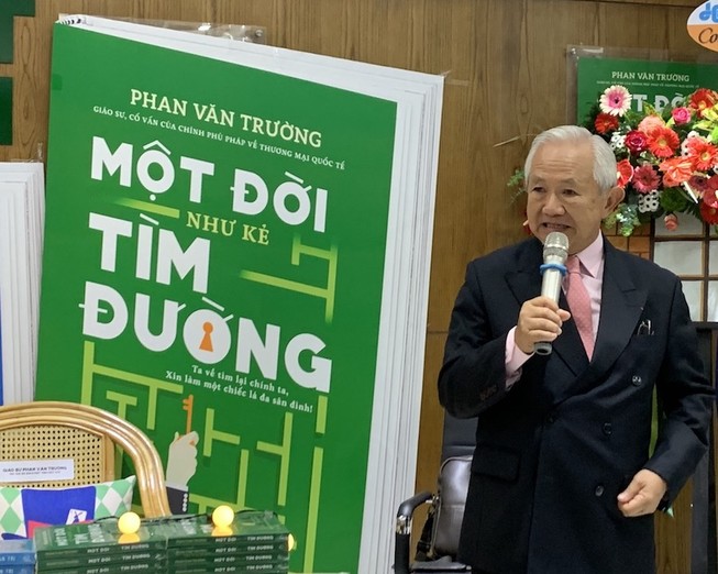 Giáo sư Phan Văn Trường và bộ ba 'Một đời...'