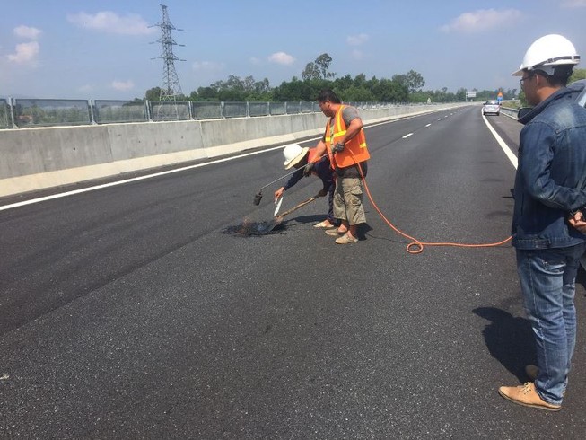 Xem xét dừng thu phí cao tốc Đà Nẵng-Quảng Ngãi vì ổ gà