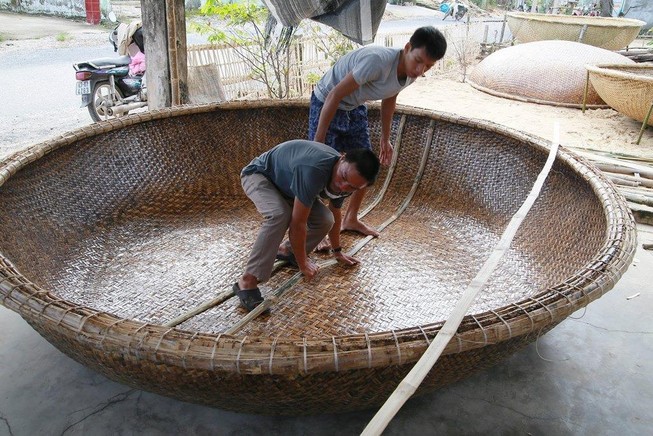 Nghề đan thuyền thúng cho ngư trường Hoàng Sa