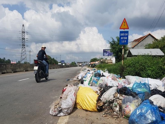 Quảng Ngãi: Quốc lộ 1 hóa thành bãi rác khổng lồ