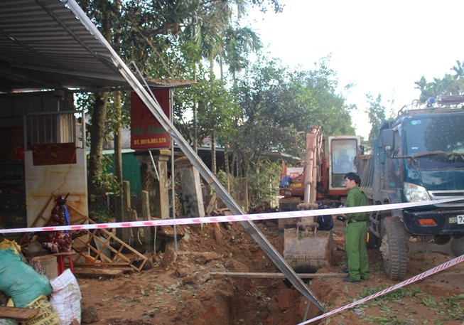 Dừng thi công, rà soát khu vực bom nổ khiến 10 căn nhà hư hại