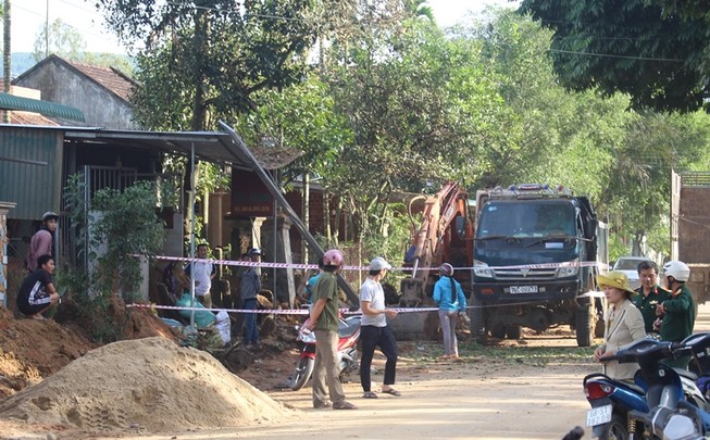 Bom nổ, 10 căn nhà bị hư hại
