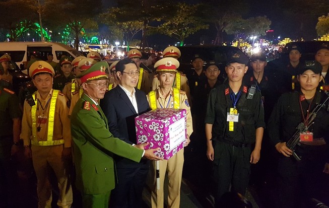Chủ tịch Đà Nẵng thăm, chúc Tết lực lượng 911 đêm giao thừa