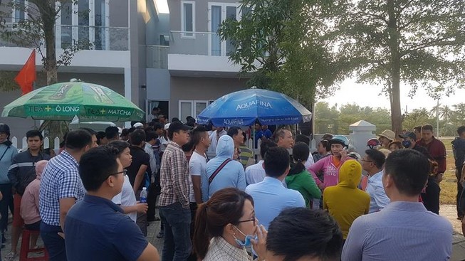 Dân vây trụ sở, Bách Đạt An quyết lôi Hoàng Nhất Nam ra tòa