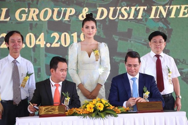 Hoa hậu Tiểu Vy rạng ngời trong lễ khởi công resort 1.900 tỉ