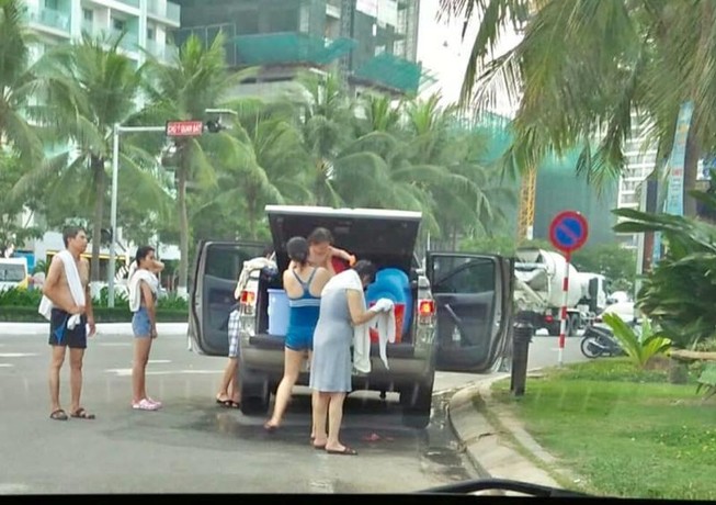 Khách đỗ ô tô, tắm ngay tại con đường đẹp nhất ven biển