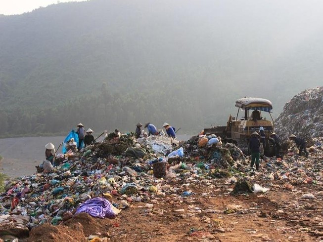 Lo rác chất thành núi, Đà Nẵng tìm cách 'giải cứu' Khánh Sơn