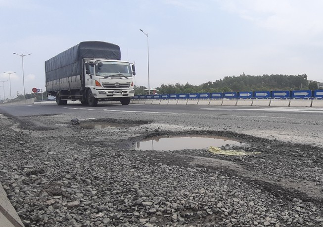 Cao tốc Đà Nẵng - Quảng Ngãi lại lở loét ngay đầu tuyến