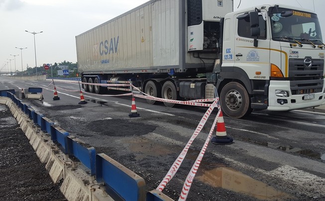 Vá tạm hư hỏng trên cao tốc Đà Nẵng-Quảng Ngãi