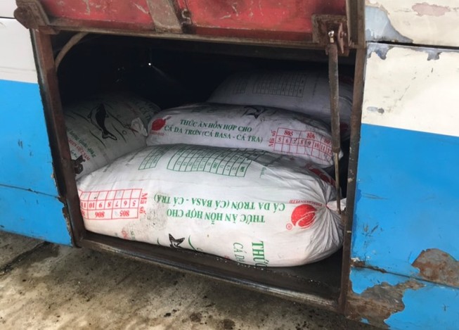 400 kg mỡ không rõ nguồn gốc trên xe khách Đà Nẵng - Huế