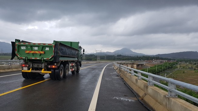 Xe chạy vun vút trên cao tốc chưa thông xe bất chấp biển cấm