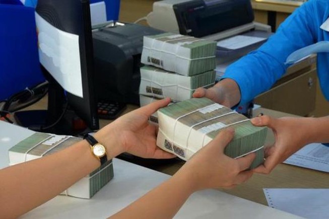 Ngân hàng tư nhân mạnh tay tăng lãi suất để thu hút tiền