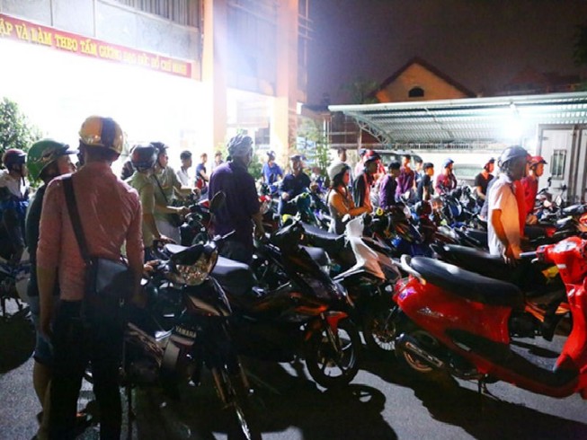 Gần 100 quái xế gây náo loạn trên phố