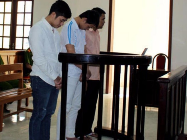Giả danh cảnh sát chặn xe xét giấy tờ...