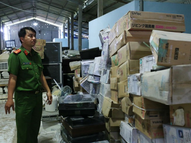 Bắt giám đốc buôn lậu gần 10.000 chai rượu ngoại