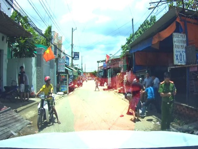 Xôn xao clip dân bị đánh, công an 'quay mặt' ở Biên Hòa