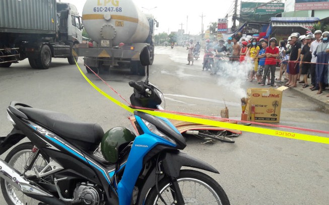 Cô gái trẻ đi xe đạp chết thảm dưới bánh xe bồn