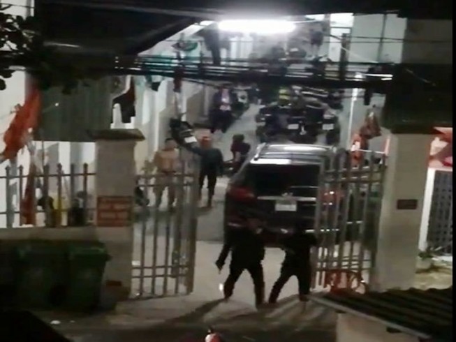 Băng nhóm chém người trong khu nhà trọ như phim