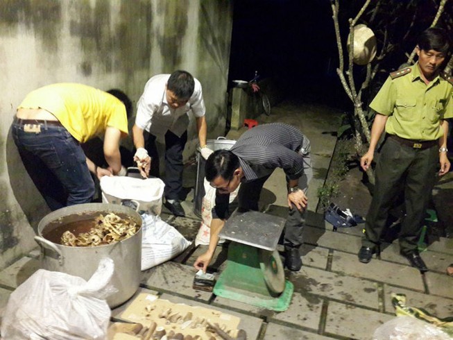 Nổ súng bắt nhóm nấu cao hổ trong lò mổ heo ở Đồng Nai