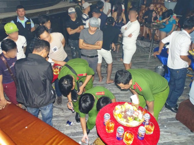 Đưa gần 200 nam nữ trong quán bar kiểm tra ma túy