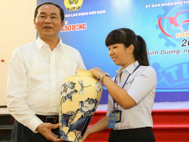 Chủ tịch nước tặng quà cho công nhân Bình Dương