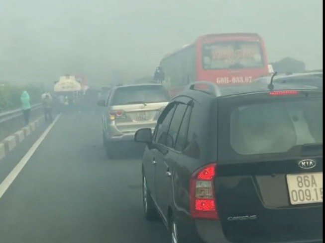 Cao tốc Long Thành-Dầu Giây hỗn loạn vì khói