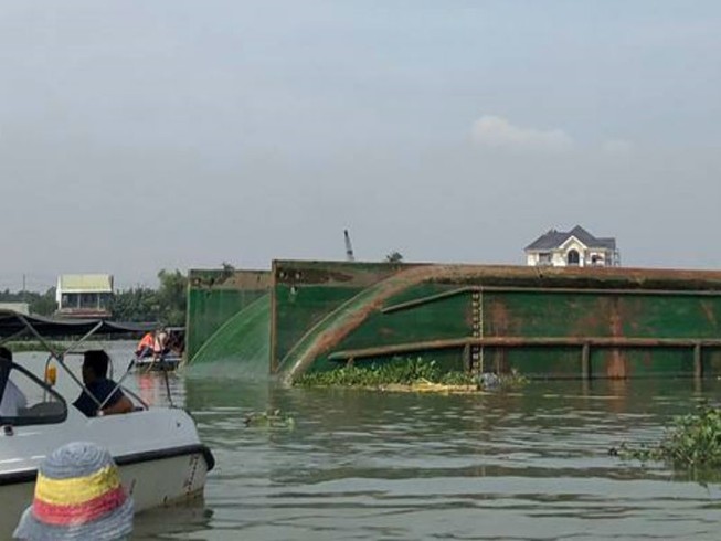 Lật sà lan trên sông Đồng Nai, 3 người mất tích