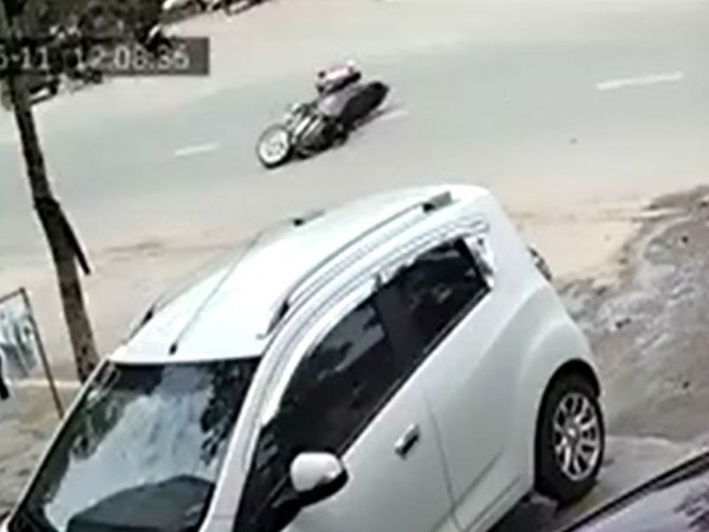 Cô gái bị giật giỏ ngã nhào xuống đường ở Biên Hòa
