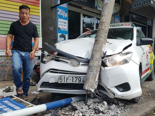 Taxi tông hàng loạt xe máy, húc gãy cột điện ở TP Biên Hòa