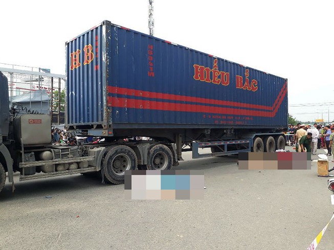 Bình Dương: 2 vợ chồng chết thảm dưới bánh container
