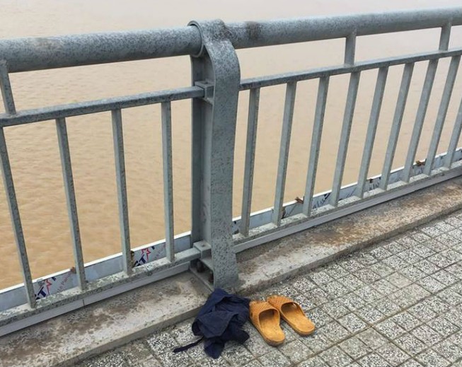Để lại đôi dép, nam thanh niên nhảy sông Đồng Nai