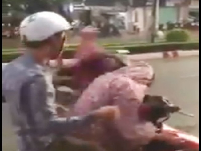 Đánh vợ giữa đường, bị 1 thanh niên hạ đo ván