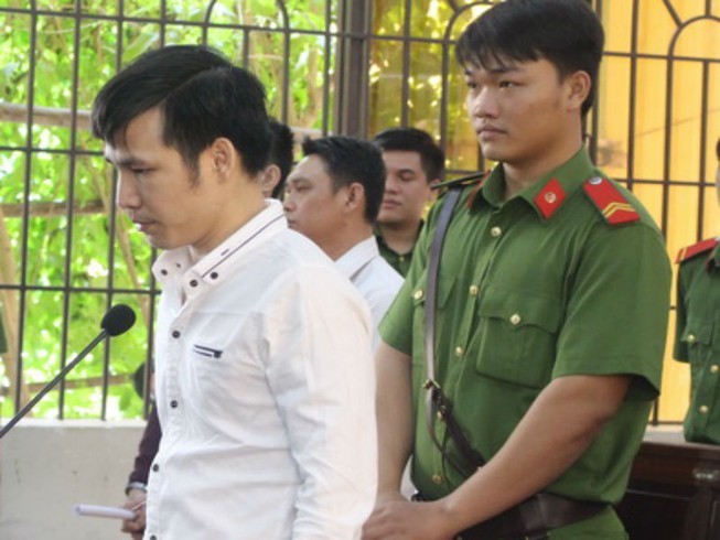 Đâm người ở chợ rồi giết chủ tiệm thuốc Tây
