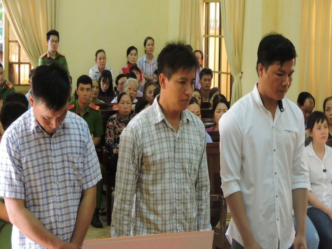 Trung úy công an gọi người đến chém chết người hầu tòa