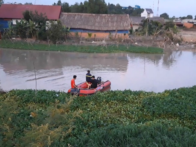 Nhậu xong thách bơi qua sông, 1 người mất tích