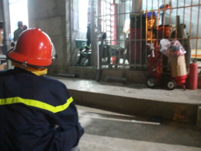 Nhốt vợ và hai con nhỏ dọa đốt xăng vì đòi ly hôn