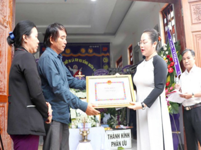 Tặng bằng khen đột xuất cho dân quân tử nạn khi truy đuổi cướp