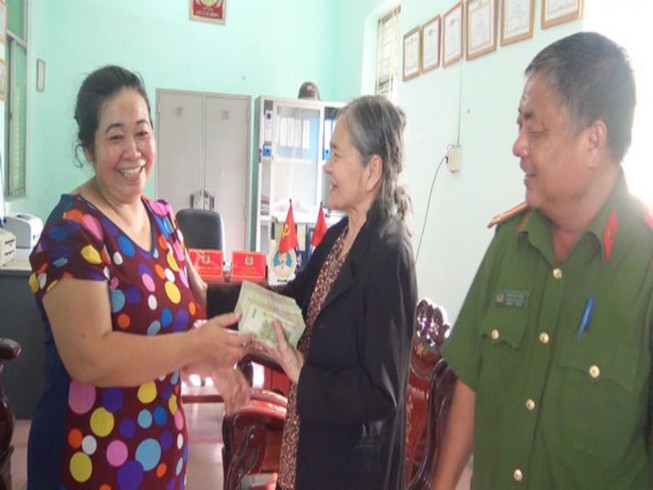 Người phụ nữ nghèo nhặt được 100 triệu trả lại người mất