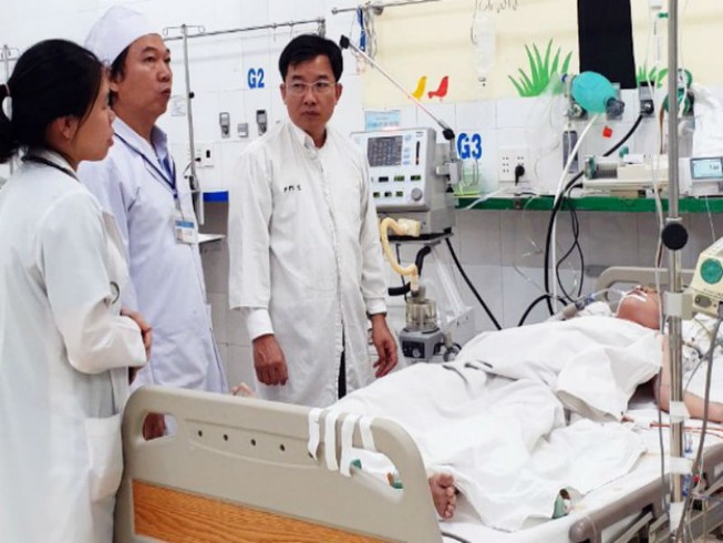 1 bé gái bị tai nạn nguy kịch do chơi tàu lượn siêu tốc