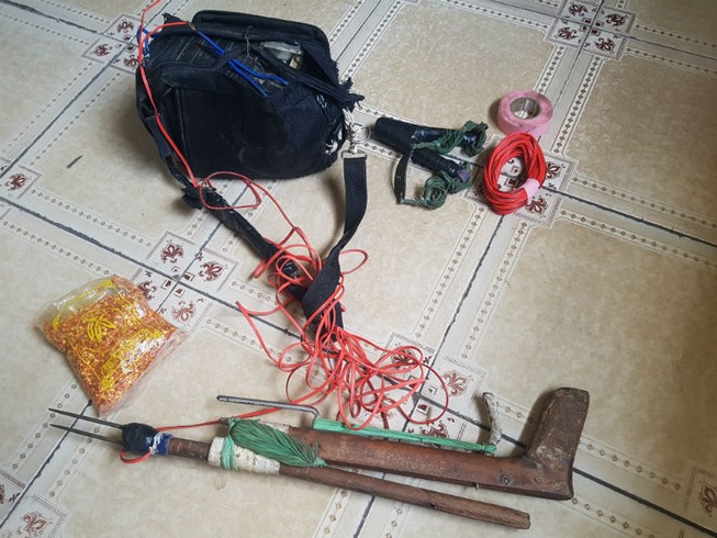 Bắt hai người trộm chó có súng chích điện và bột ớt