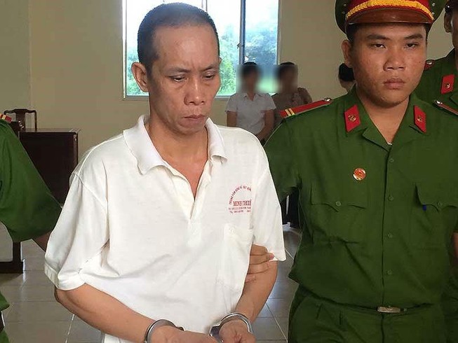 Gã cha dượng hiếp dâm con của vợ bị 17 năm tù