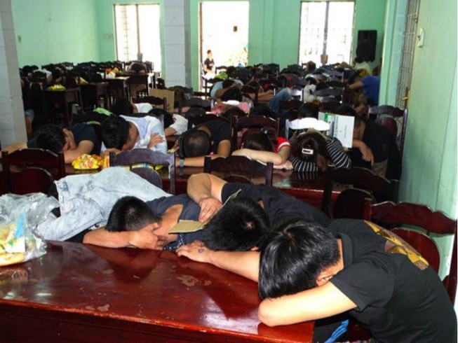 Hàng chục nam nữ chơi ma túy nhảy tường rào để trốn cảnh sát